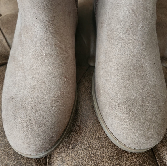 Womens Old Navy Faux-Suede Side-Buckle Booties~size 6 - Picture 4 of 7